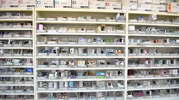 権常寺かわはら薬局の薬棚