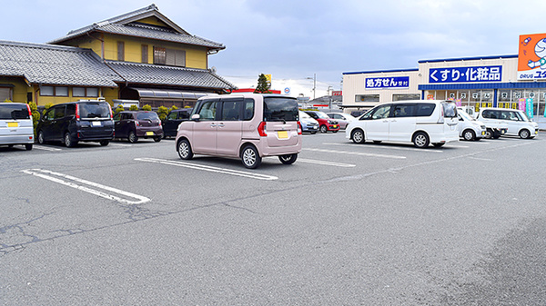 ユタカ薬局　安曇川の駐車場