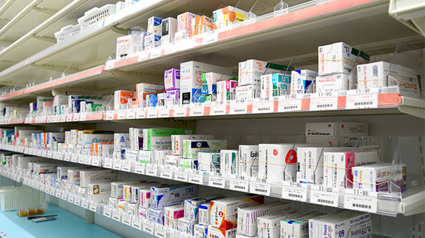ユタカ薬局　伏見西浦の薬棚