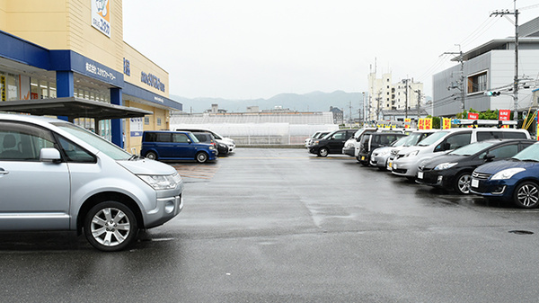 ユタカ薬局　槇島の駐車場