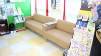 ハッピー調剤薬局　青森三内店の待合スペース