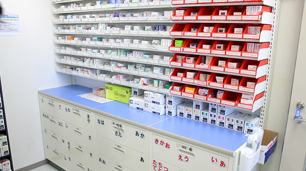 ハッピー調剤薬局　青森三内店の薬棚