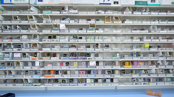 新生堂薬局永犬丸店の薬棚