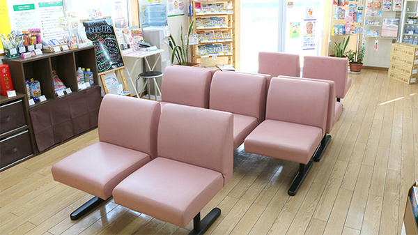 そうごう薬局 新三郷店の待合スペース