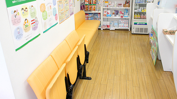 そうごう薬局 中野アリス店の待合スペース