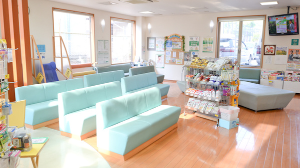 そうごう薬局 石丸店の待合スペース