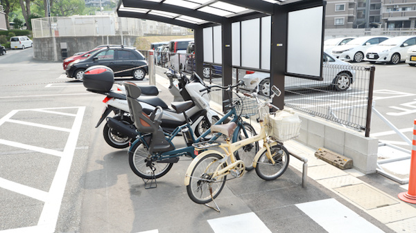 そうごう薬局 野方店の駐輪場