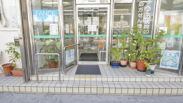 そうごう薬局 壺川店の入口