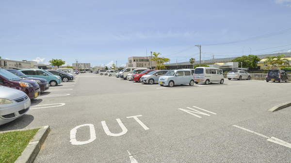 そうごう薬局 浦添当山店の駐車場