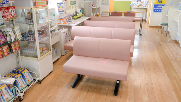 そうごう薬局　周船寺店の待合スペース