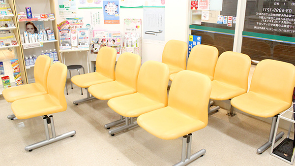 そうごう薬局 高島平店の待合スペース