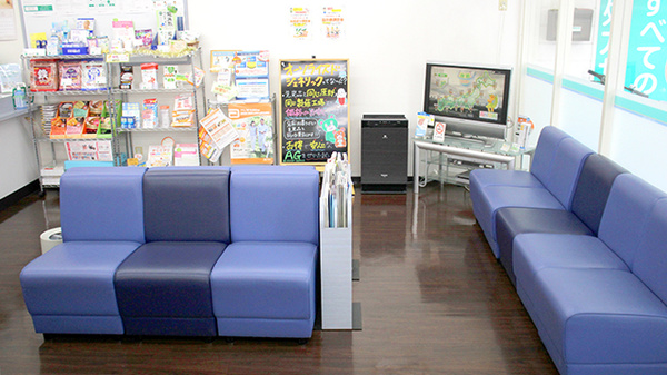 そうごう薬局　鵠沼店の待合スペース