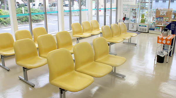 そうごう薬局 厚木店の待合スペース