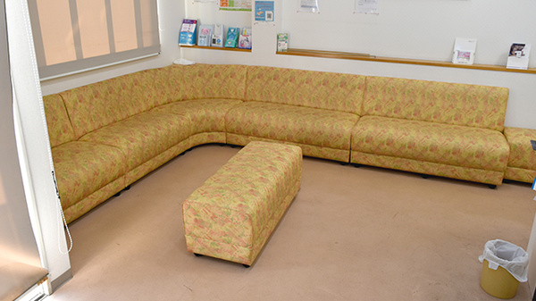 アイケイ調剤薬局の待合スペース