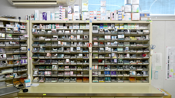 アイケイ調剤薬局の薬棚