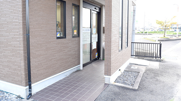 ふくおか薬局の入口
