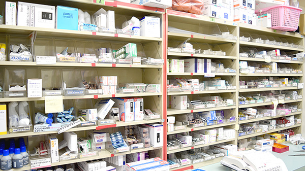 ふくおか薬局の薬棚