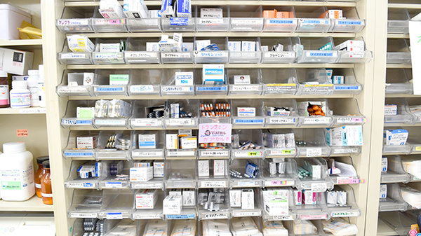 あおぞら薬局の薬棚