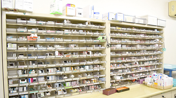 あおば薬局内田橋店の薬棚
