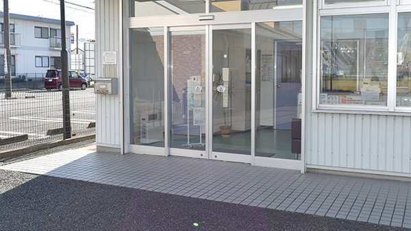 アポロ薬局六ツ美店の入口