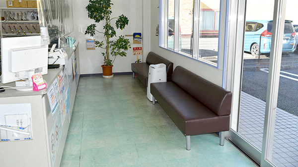 アポロ薬局六ツ美店の待合スペース