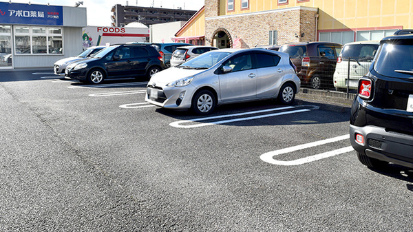 アポロ薬局六ツ美店の駐車場
