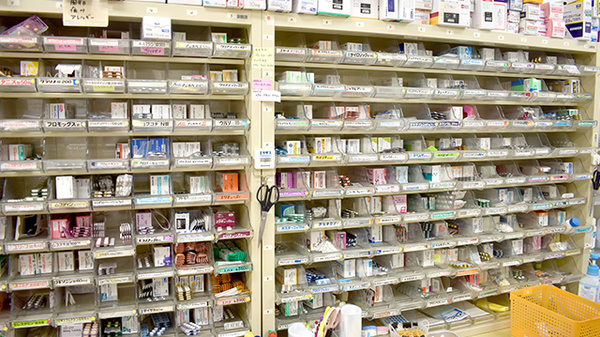ミドリ薬局　百人町店の薬棚