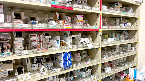 いのうえ調剤薬局の薬棚