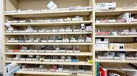 おざわ薬局の薬棚