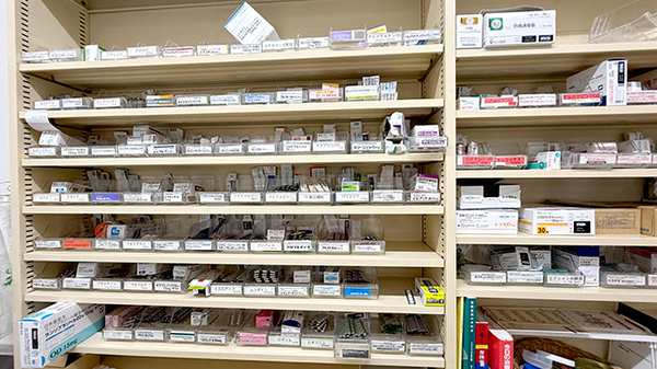 おざわ薬局の薬棚