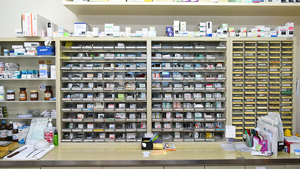 カトレア調剤薬局の薬棚