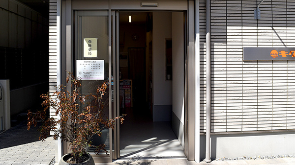 キク薬局の入口