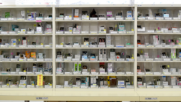 キトー薬局　八幡店の薬棚