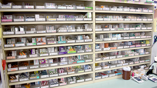 グリーン調剤薬局守山店の薬棚