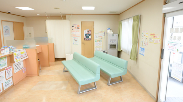 コスモス調剤薬局 桜島店の待合スペース