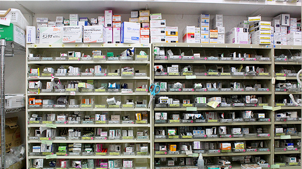 スギ薬局　たいら店の薬棚