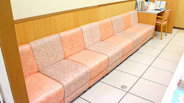 スギ薬局　たいら店の待合スペース