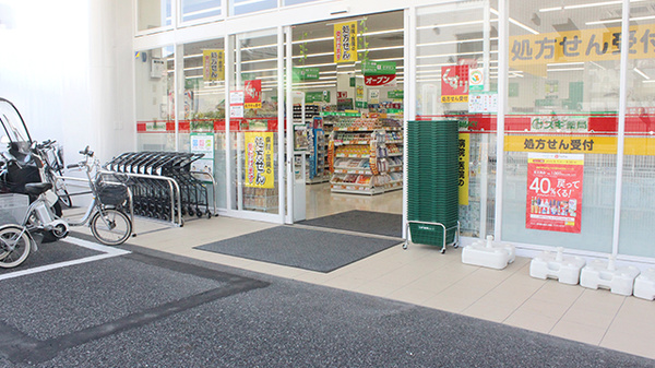 スギ薬局　宮前四丁目店の入口