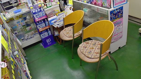 だるま堂薬局の待合スペース
