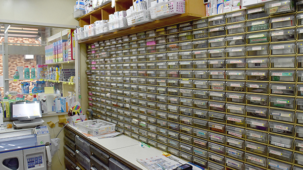 だるま堂薬局の薬棚
