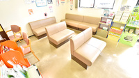 ツジ調剤薬局 小牧店の待合スペース