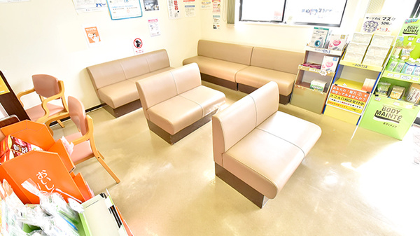 ツジ調剤薬局 小牧店の待合スペース