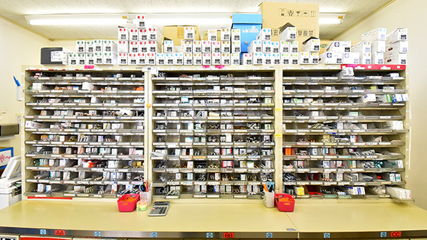 ツジ調剤薬局 小牧店の薬棚