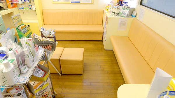 クオール薬局自由ヶ丘店の待合スペース