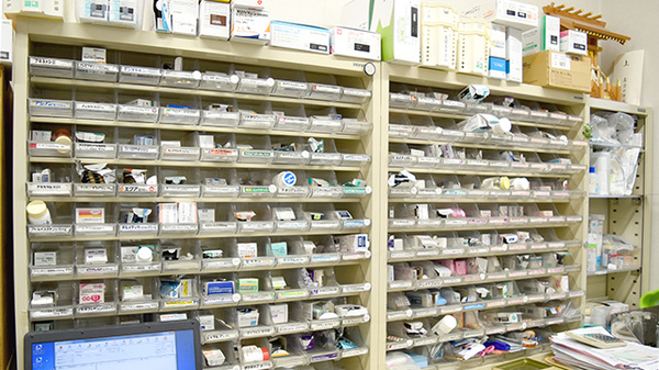 ノガキ薬局の薬棚