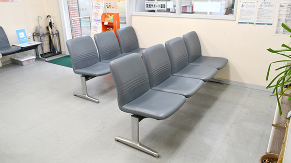 ハニーズ薬局岩倉店の待合スペース