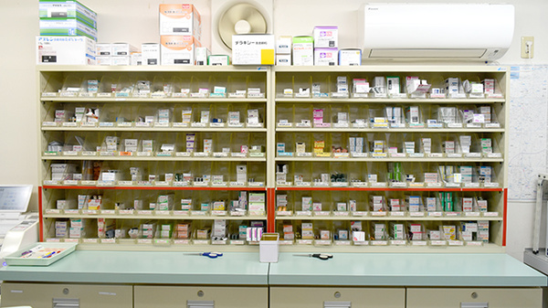 ハニーズ薬局岩倉店の薬棚