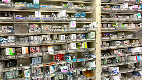 ヒイラギ薬局の薬棚