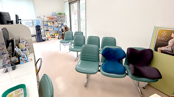 ひなた調剤薬局の待合スペース