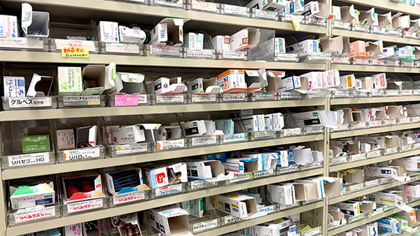 ひなた調剤薬局の薬棚
